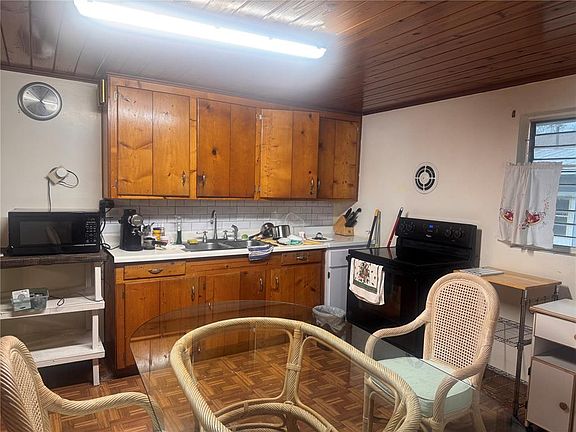 3rd image of 715 Ballard St