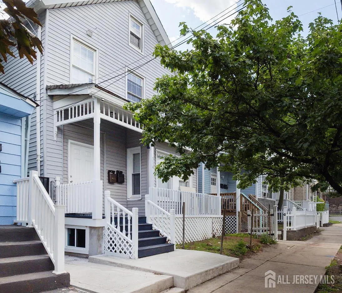 3 bed, 1.0 bath, $2,600 — Photo 2