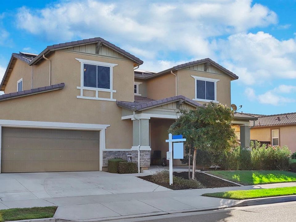 2nd image of 15916 Crescent Park Cir