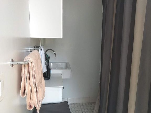 5th image of 194 President St APT 3