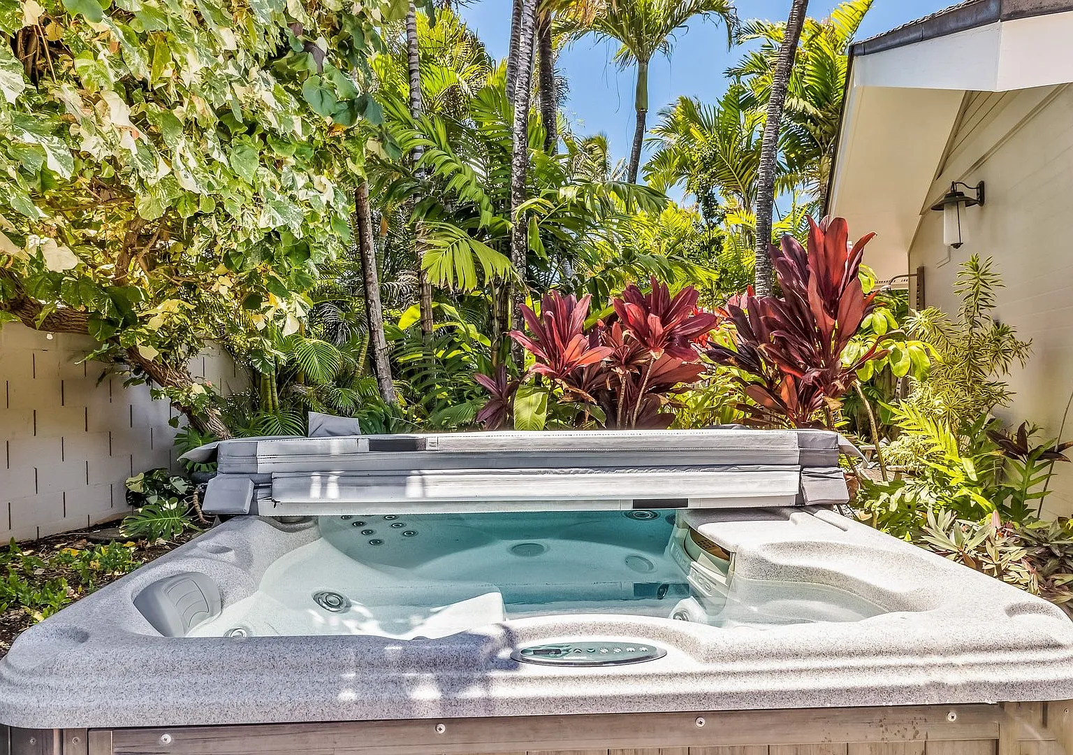 Hale Ohana: Bright Kailua Retreat w/hot tub, Lush Tropical Pool, Walk to Beach — Photo 2