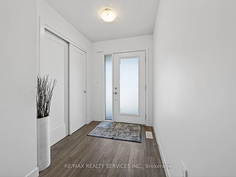 95 Queensbrook Cres — Photo 5