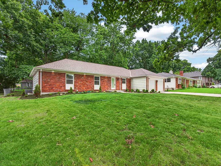 6232 Woodson Rd — Photo 27