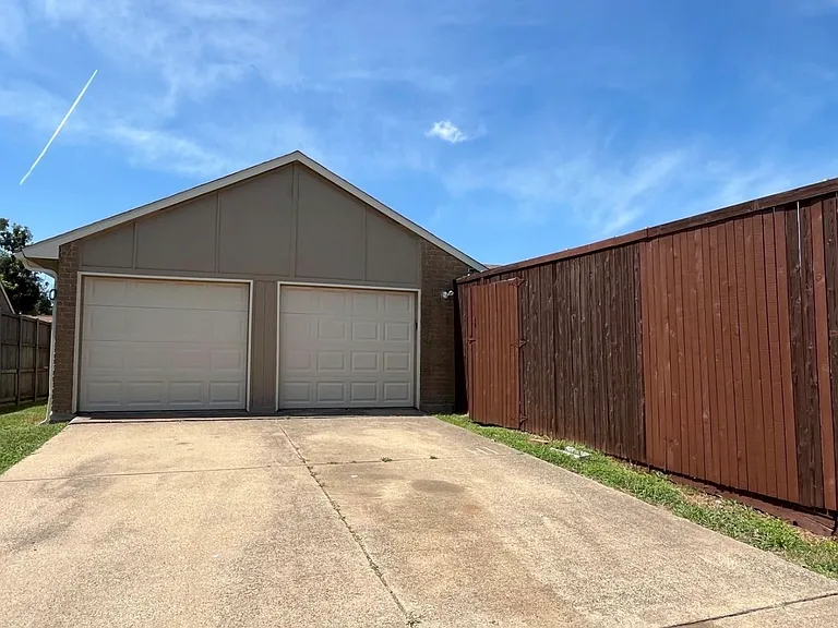 515 English Oak St — Photo 11