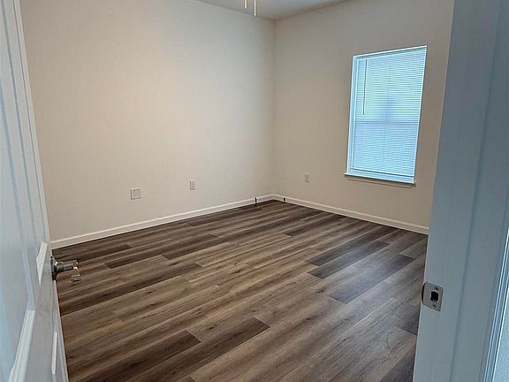 5th image of 654 Nix Rd