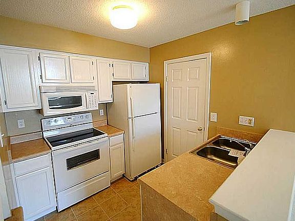 4th image of 323 Lees Mill Dr