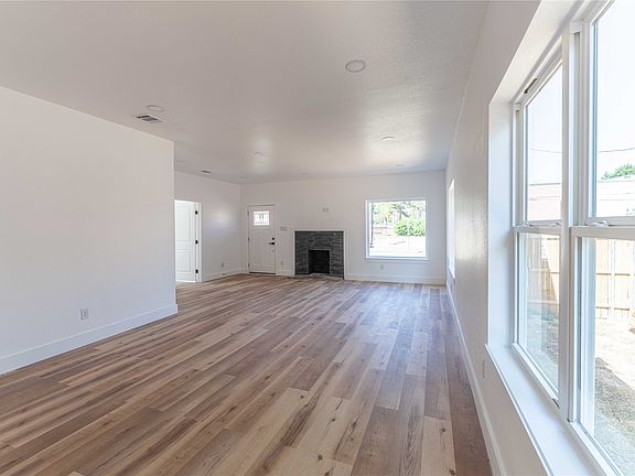 2nd image of 606 Davis St N