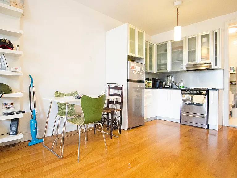 208 Evergreen Ave #2R — Photo 3