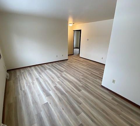 4th image of 40 Oak Ct #C