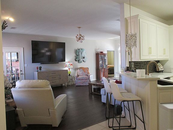 4th image of 205 Saint Charles Cir