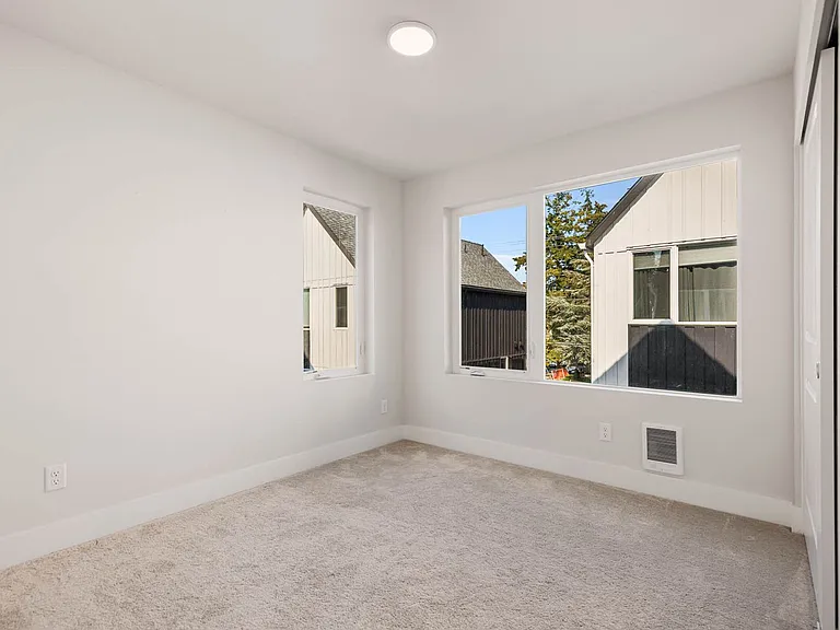 13335 Greenwood Ave N #D — Photo 17