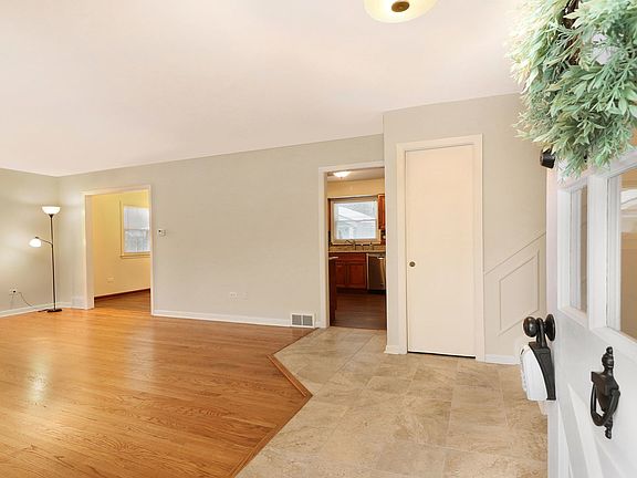 4th image of 22W370 Birchwood Dr