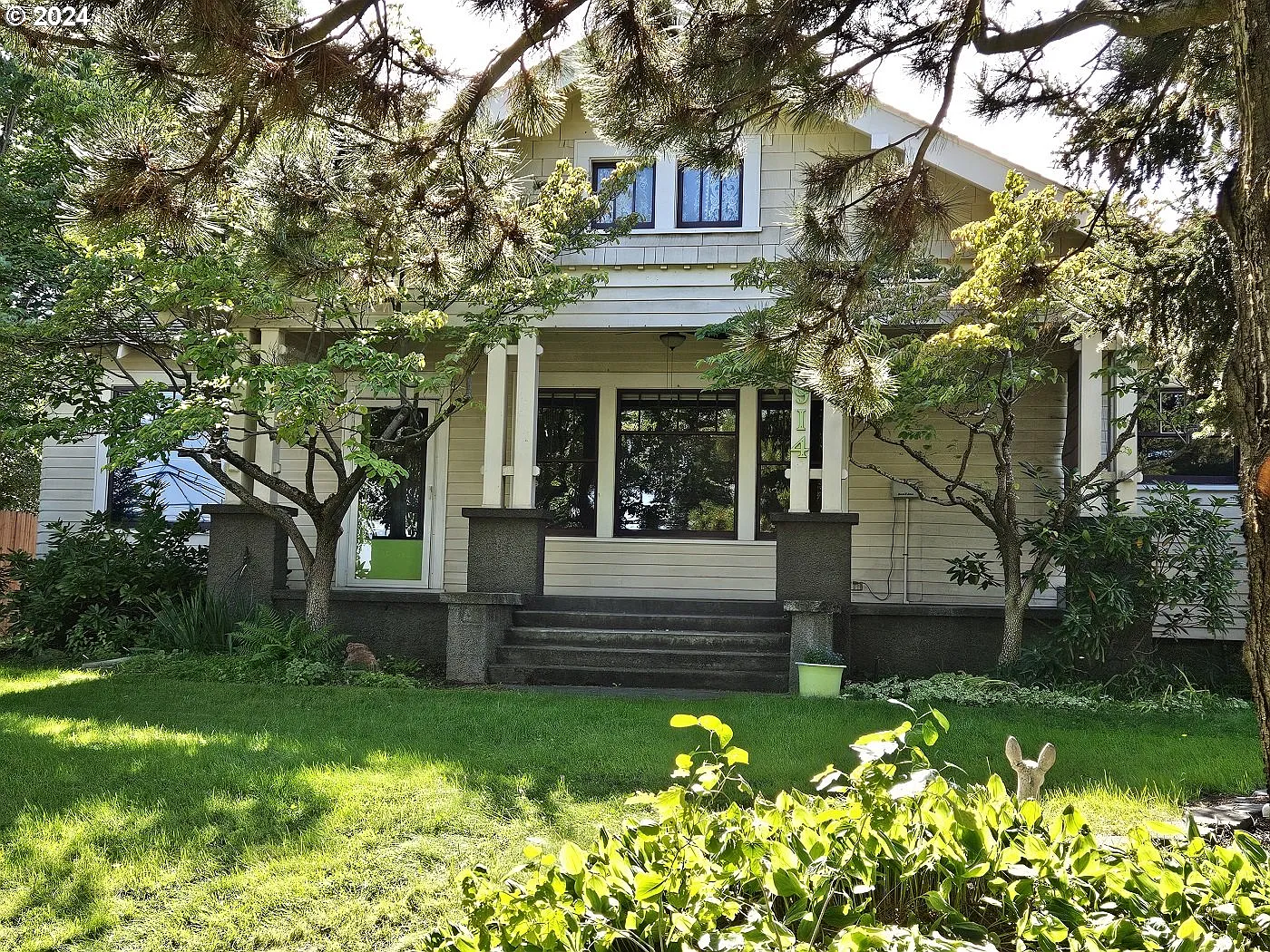 1914 W 10th St photo 1