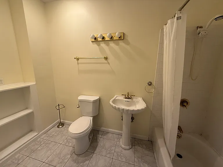 215 Lexington St #3 — Photo 16