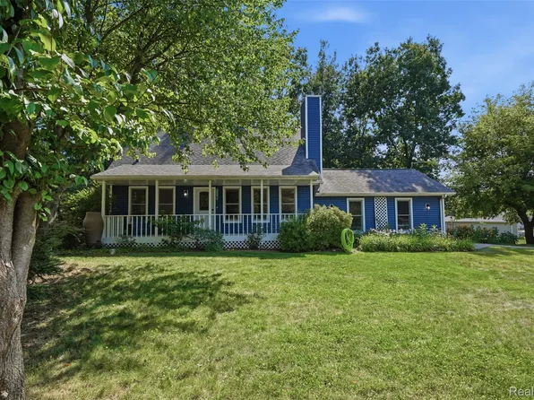 836 Alpine Trl, Fenton, MI 48430