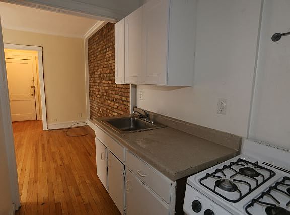 4th image of 955 W Cornelia Ave APT 2D
