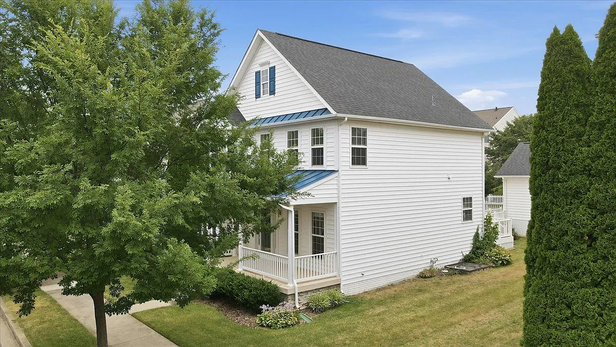 3 bed, 2.5 bath, 1976 sqft, $2,600 — Photo 2