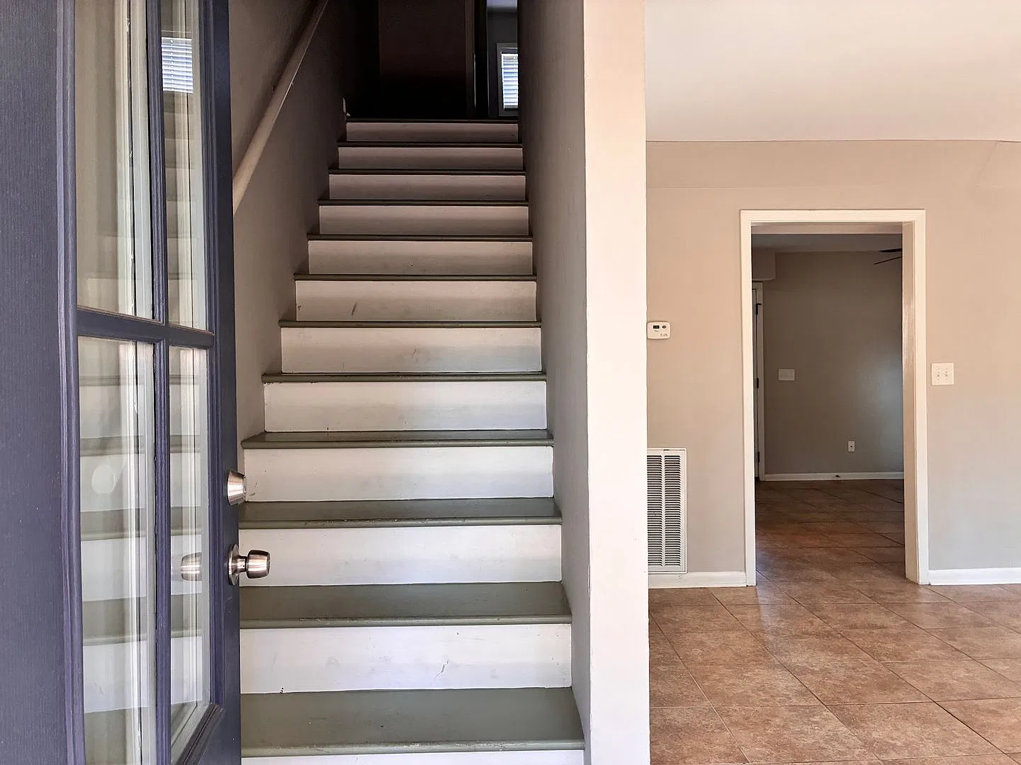 Excellent Location! 3 Bed 2.5 Bath Townhouse! — Photo 2
