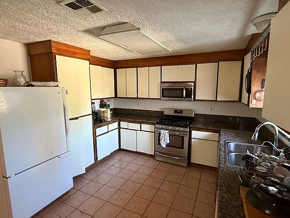 4th image of 875 Wilson Ave