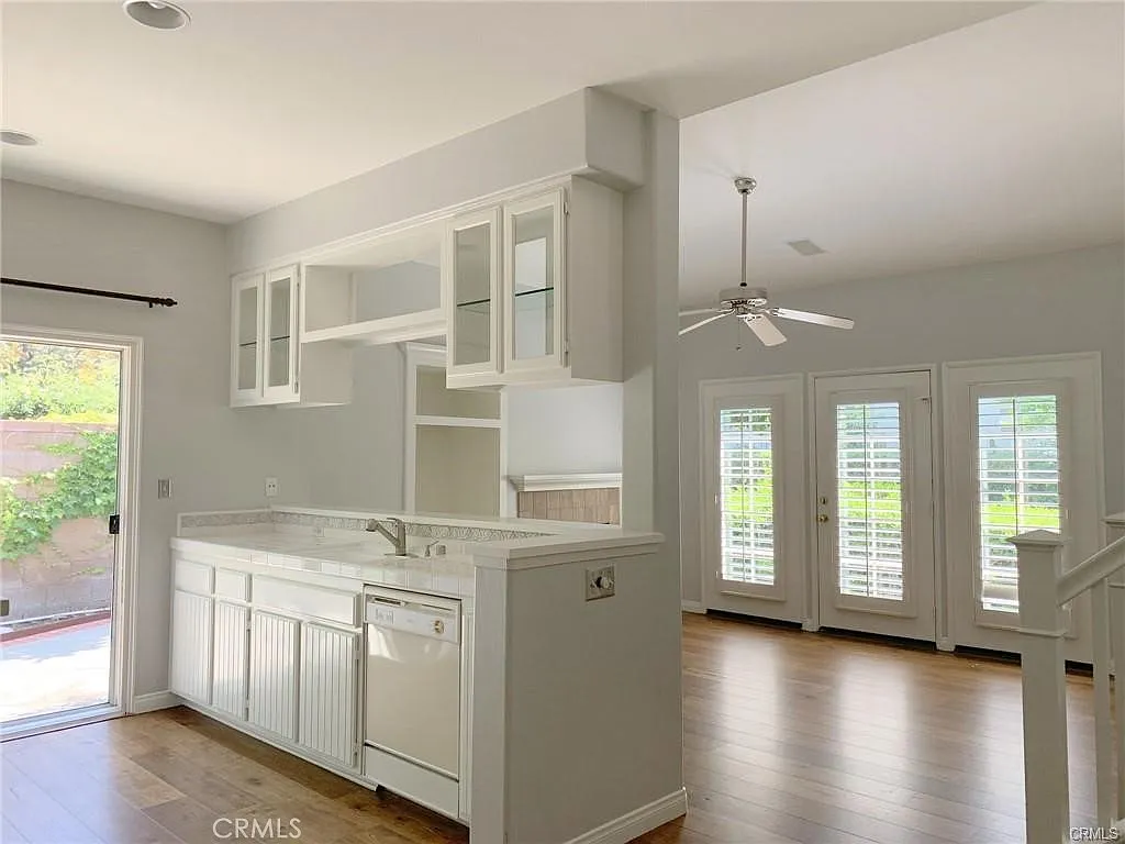 2 bed, 1100 sqft, $4,200 — Photo 3