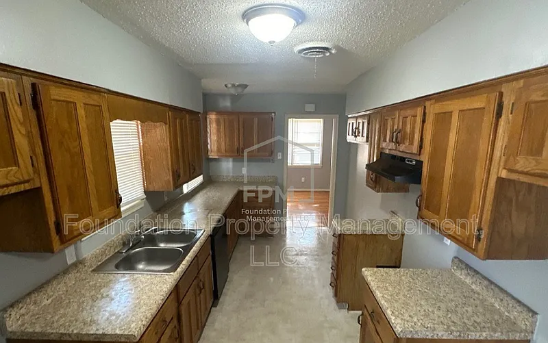 3 bed, 2.0 bath, 1327 sqft, $1,375 — Photo 4