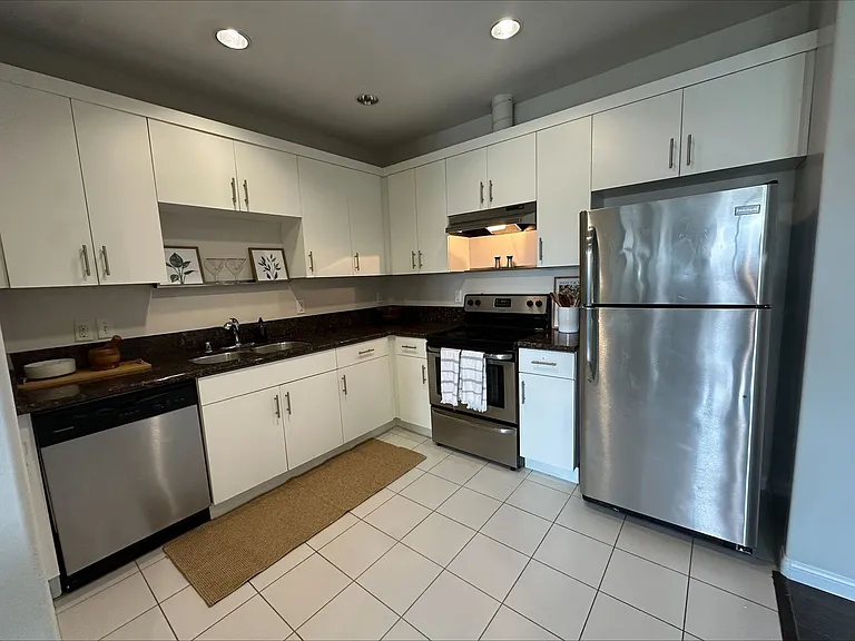 Sherman Oaks Place — Photo 3