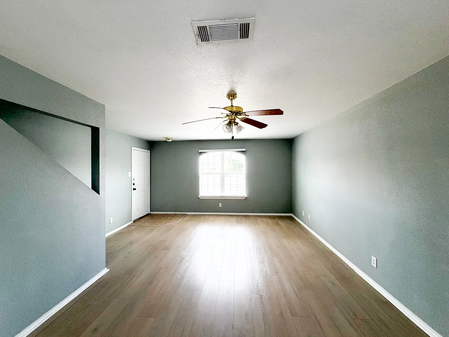 3 bed, 2.5 bath, 1301 sqft, $945 — Photo 3
