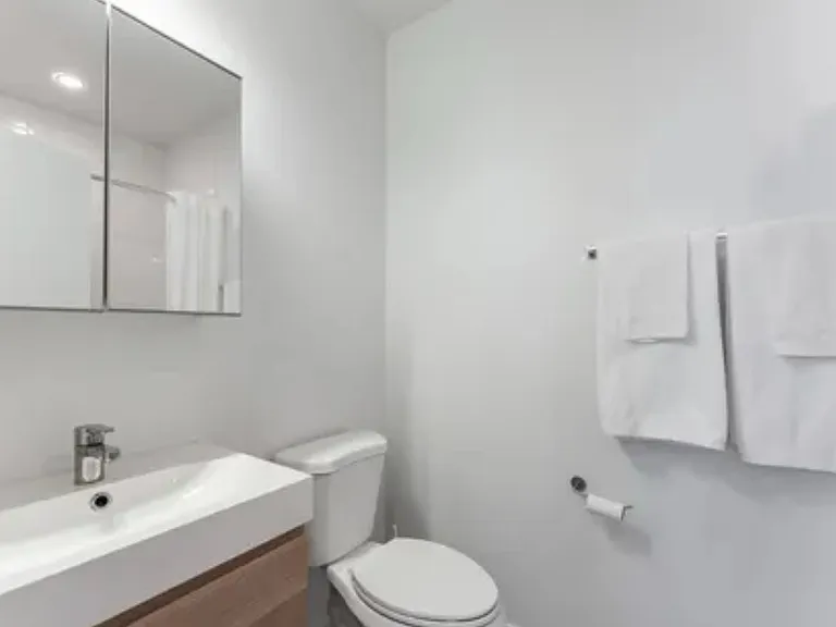 1219 W Gunnison St #1R — Photo 5