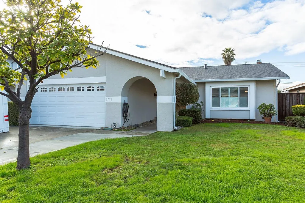 3 bed, 1557 sqft, $4,690 — Photo 1