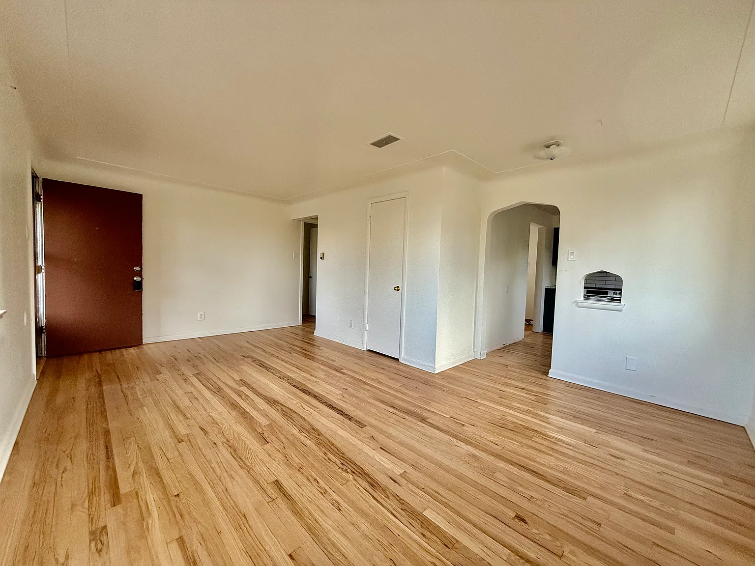 2 bed, 806 sqft, $2,400 — Photo 3
