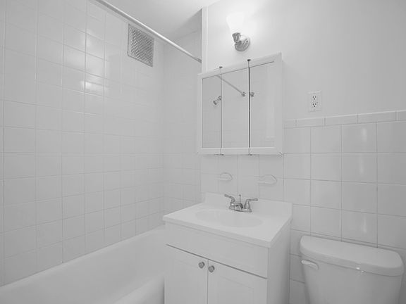 3rd image of 160 W 71st St APT 10M