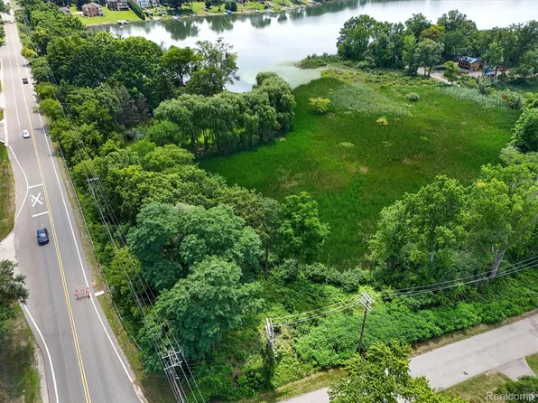 3039 McCormick Dr, Waterford, MI 48328