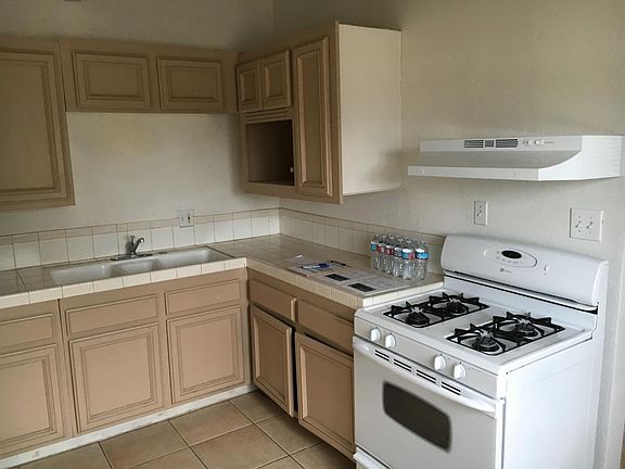4th image of 412-14 Holly St
