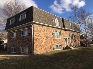 2221 Fairland Dr #3, Sycamore, IL 60178