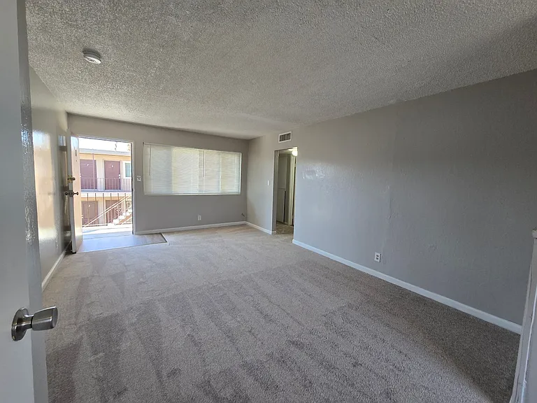 2100-2104 E Sunrise Ave — Photo 5
