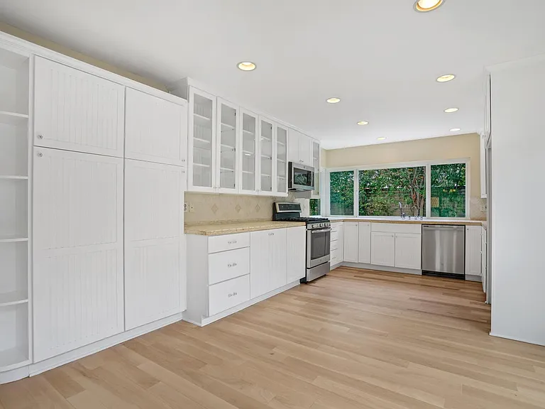 1672 Wellington Pl — Photo 10