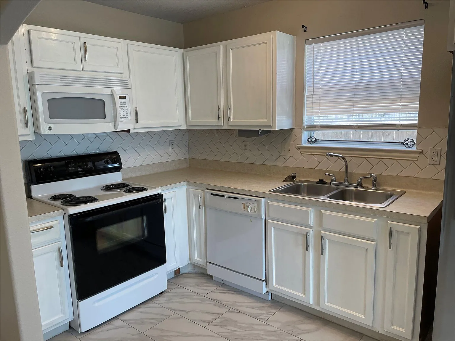 3 bed, 2.5 bath, 1634 sqft, $1,795 — Photo 3