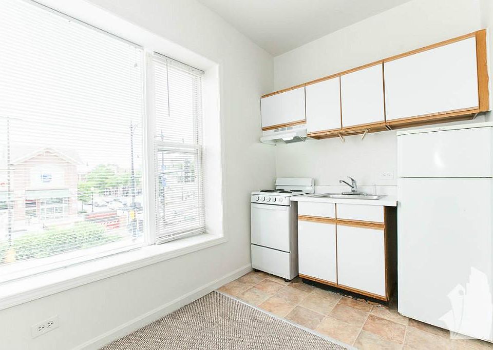 2nd image of 3957 W Irving Park Rd APT 309