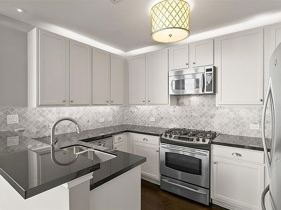 5th image of 500 Throckmorton St APT 3407