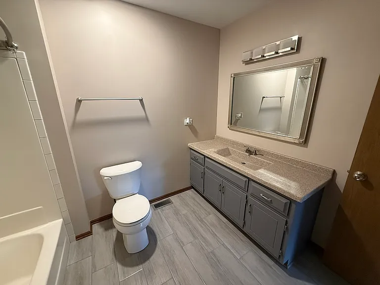 15546 Whitehall Ln — Photo 16