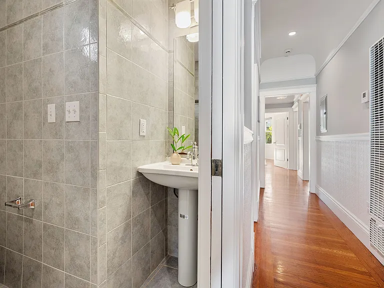 49 Cortland Ave — Photo 28