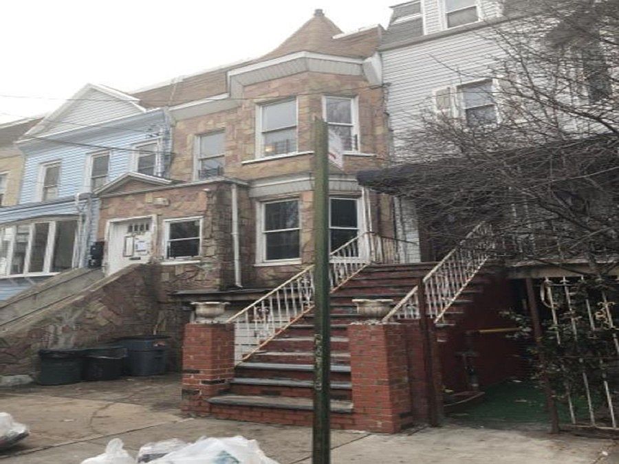 2nd image of 1367 Clay Ave