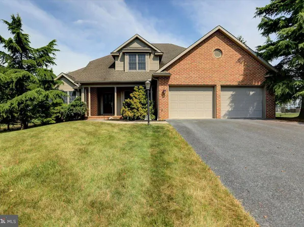 3135 Saint Andrews Dr, Chambersburg, PA 17202