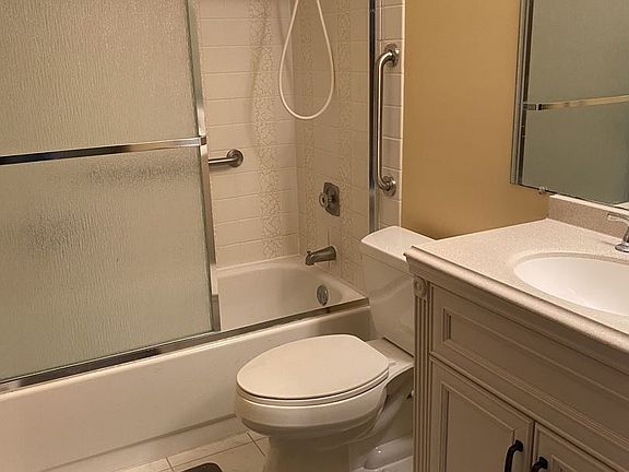 3rd image of 28 W Stevenson Dr