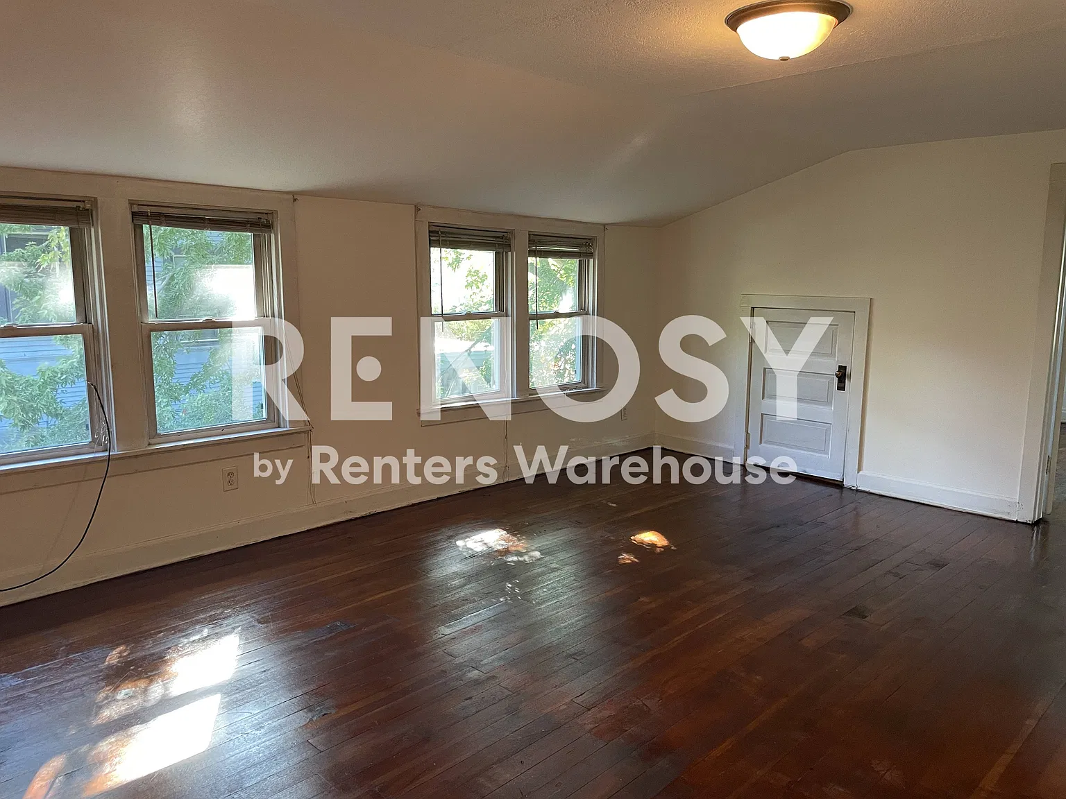 Available Now, 1 Bedroom, 1 Bath Upstairs Unit In St. Croix Falls, Wi — Photo 1