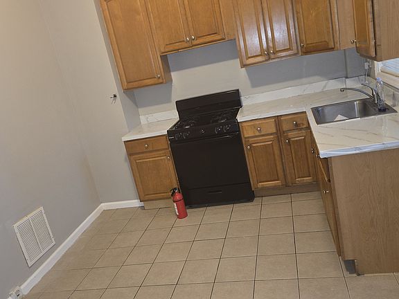 2nd image of 728 W Maple Ave #728