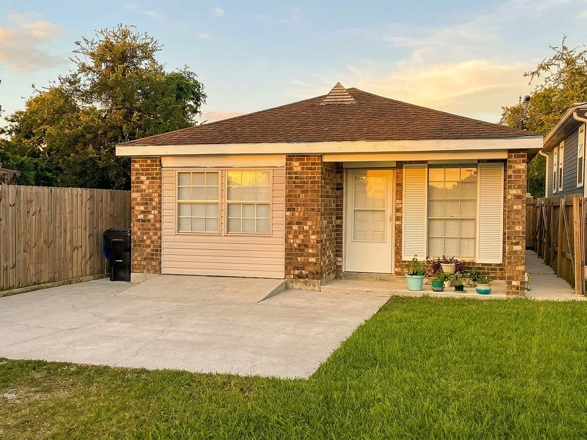 4 bed, 1176 sqft, $2,000 — Photo 1