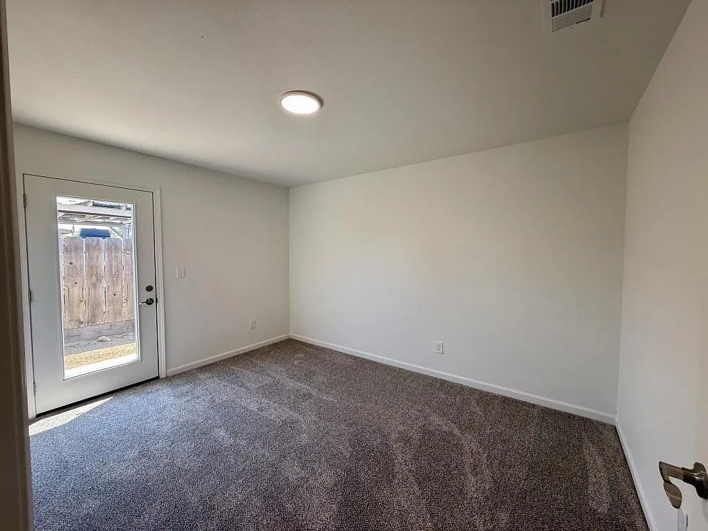 300 N Soderquist Rd — Photo 4