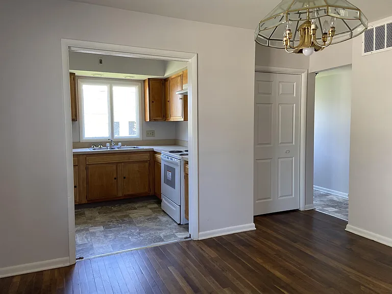 527 N Walnut St — Photo 6
