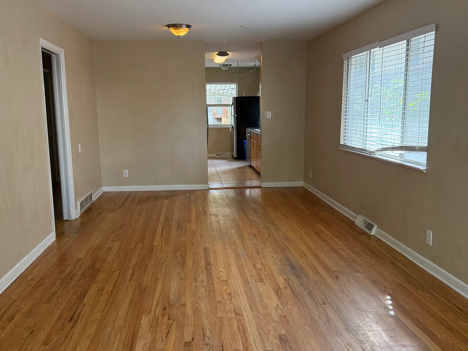4 bed, 2000 sqft, $2,800 — Photo 1